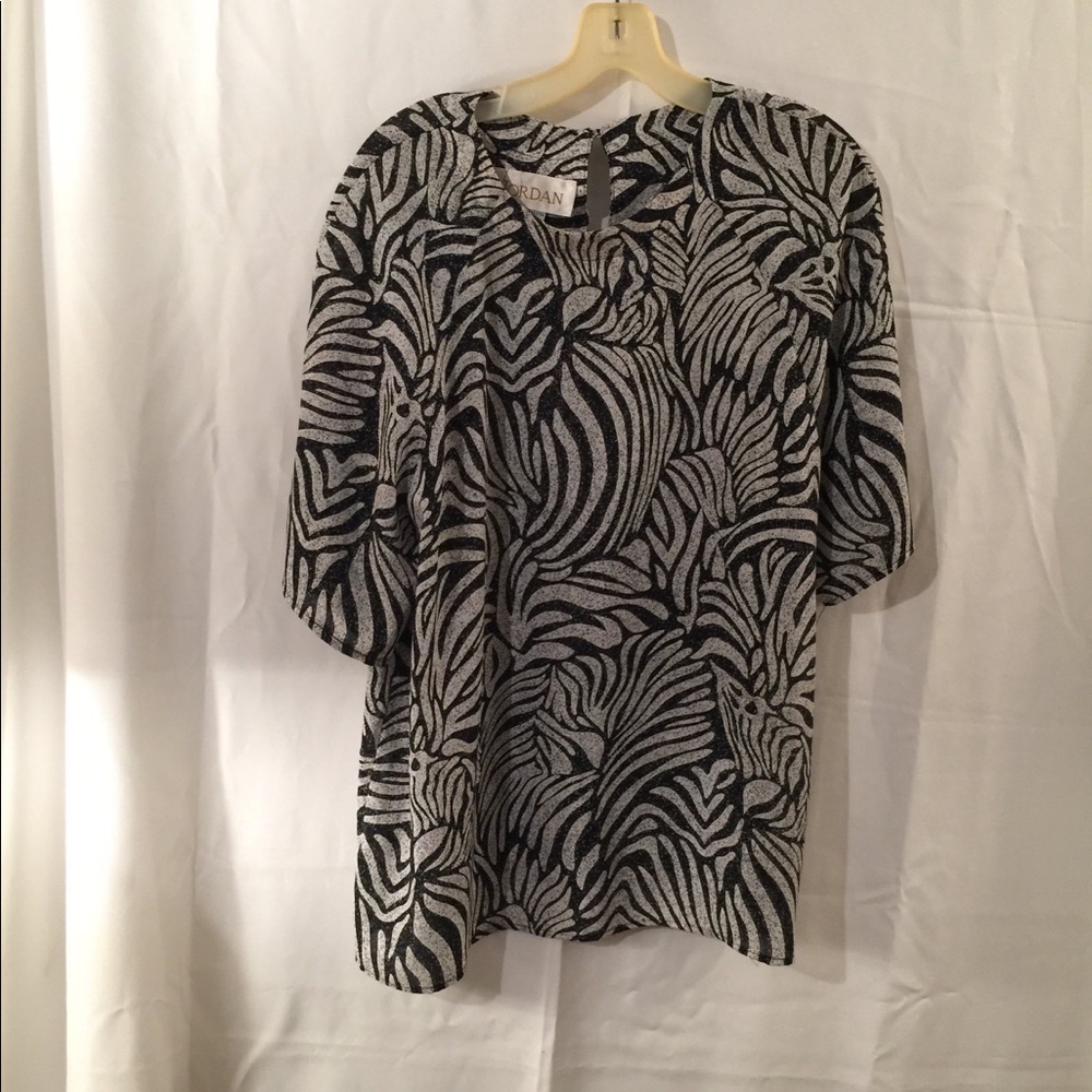 Jordan black/lt. grey shorts-sleeved top size 16